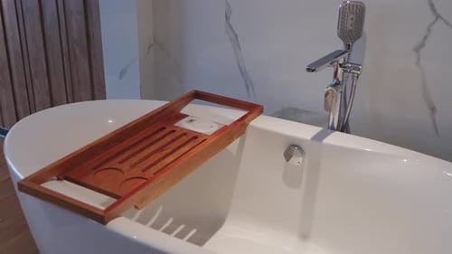 Kinoreifes, freistehendes Steinbad im luxuriösen Hotelzimmer
