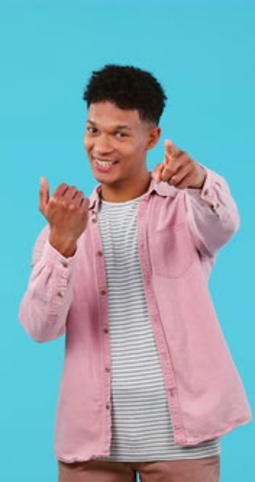 Gesicht, Mann und Hand zeigen auf Sie und kommen ins Studio mit Angebot, Präsentation