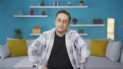 Der Mann, der vor Langeweile seufzt und pustet.