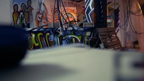 Cabos elétricos pendurados no esconderijo abandonado do gueto usado por vândalos