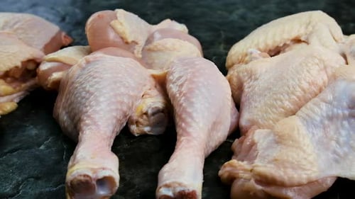 Carne de pollo sobre fondo oscuro