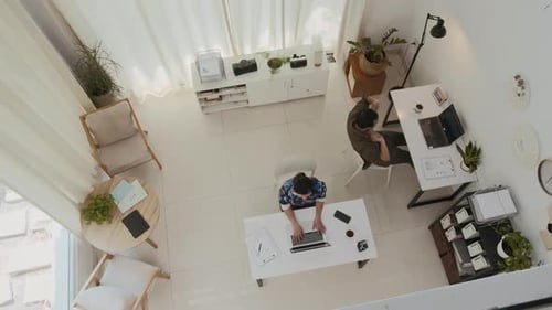Entrepreneurs travaillant ensemble dans un espace de bureau moderne, vue de dessus