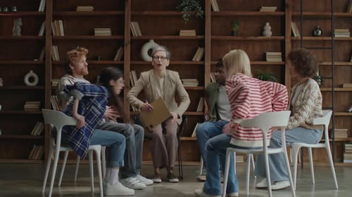 Les participants à la thérapie de groupe arrivent pour la séance