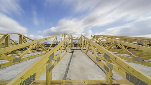 Arbeiter bauen Dachstühle an sonnigen und bewölkten Tagen. - Hochgeschwindigkeitskameraaufnahme