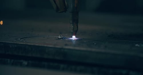 Plasmaschneiden von Metall, CNC-Stahltechnik, Schweißen, Funken, Metallindustrie