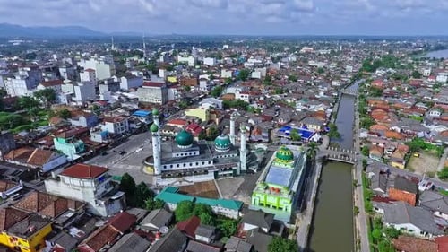 Pangkal Pinang, 06. März 2016, Luftaufnahme der Moschee in der Stadt