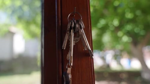 Llaves colgadas en la puerta de la casa de campo