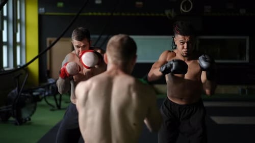 Heute fand im Fitnessstudio ein hochintensives und herausforderndes Boxtraining statt