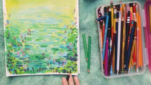 Vue de haut en bas d'un artiste passionné coloriant le paysage extérieur, magnifique lac marécageux avec des couleurs