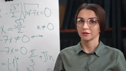 Intelligente Frau erklärt Wissenschaft, Geschäftspräsentation, Whiteboard-Seminar mit mathematischen Formeln