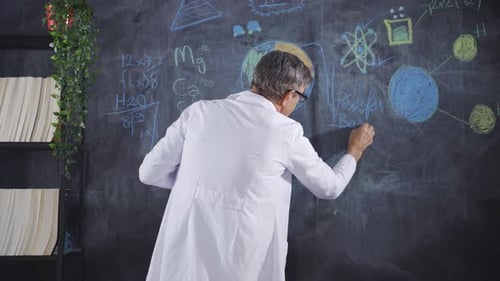 Wissenschaftler zeichnet Erdschichten an die Tafel.