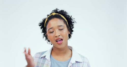 Bâillement, main et visage de femme sur le studio ennuyé, agacé et malheureux sur fond blanc