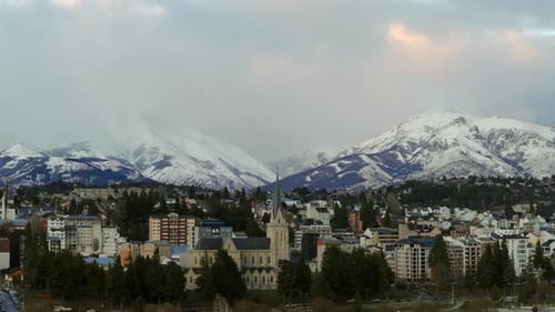 Zumbido descendente frontal de Bariloche con montañas nevadas