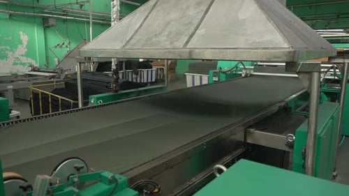 La tela para ropa se produce en máquinas modernas