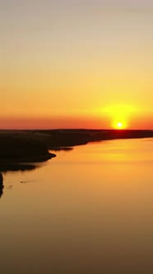 Paysage fluvial rural. Vue sur la rivière pendant le coucher de soleil coloré