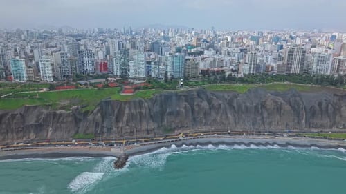 Fotografía panorámica aérea del vibrante paisaje urbano de Lima a lo largo de la impresionante costa de Perú