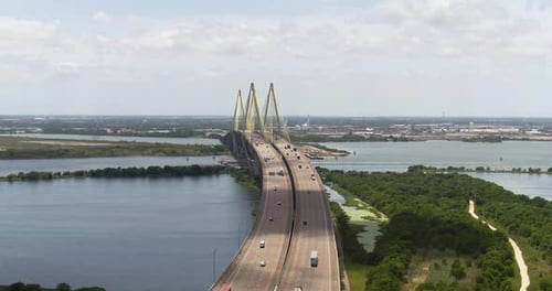 Vista aérea de un moderno puente atirantado que se extiende sobre aguas tranquilas