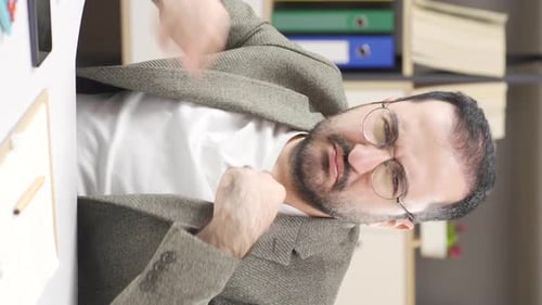 Vertikales Video eines Geschäftsmannes, der unter Schweißgeruch leidet.