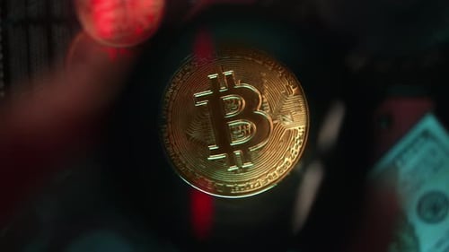 Glänzendes physisches Bitcoin (BTC) auf dem Kryptowährungskonzept für Grafikkarten (GPU)