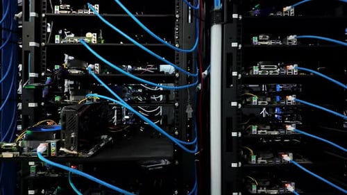 Mehrere Rack-Server im Rechenzentrum