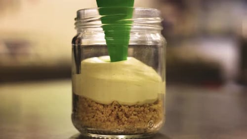 Mousse fouettée crémeuse recouverte de biscuits croustillants en pot