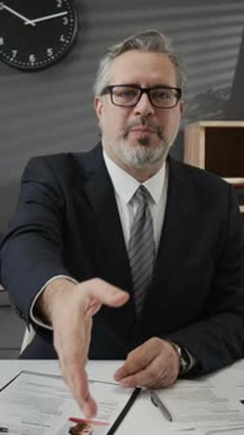 Vertical do gerente de RH estendendo a mão com a intenção de apertar as mãos após a entrevista