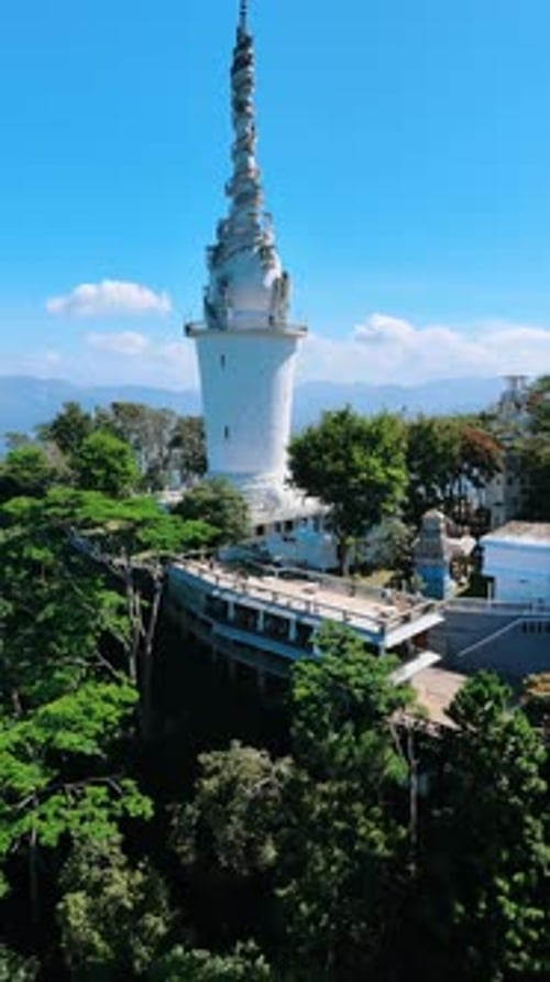 À distance d'un magnifique temple de la tour Ambuluwawa, dans la banlieue de la ville de Gampola, au Sri Lanka.