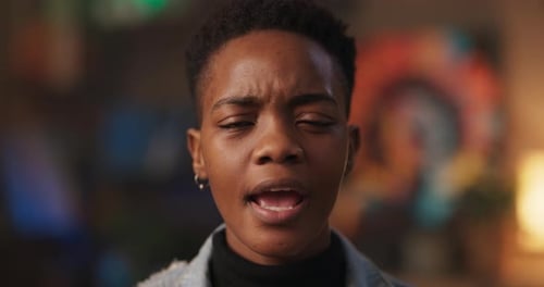 Analystin für öffentliche Ordnung oder politische Kommentatorin Afrikanerin, die in ihrem Wohnzimmer sitzt, spricht mit