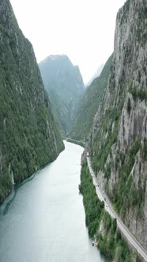 Vidéo aérienne du canyon de la rivière Nartava en Bosnie-Herzégovine
