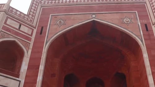 La tombe de Humayun à Misty Morning vue d'un point de vue unique est prise à Delhi en Inde.