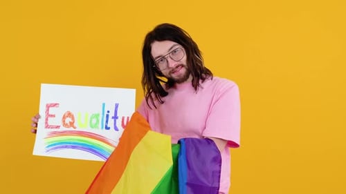 Jovem transexual transgênero segurando papel com mensagem de igualdade