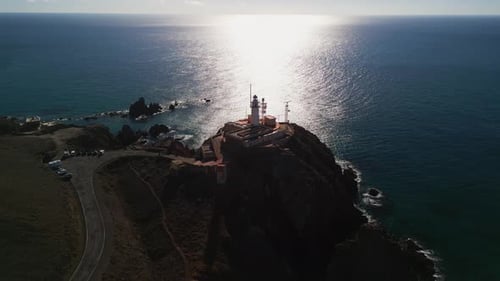 Luftaufnahme eines Leuchtturms am Mittelmeer in Almeria, Spanien