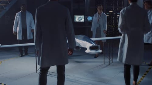 Réunion des ingénieurs aérospatiaux travaillant sur un prototype de véhicule aérien sans pilote/Drone. Sciences de l'aviation