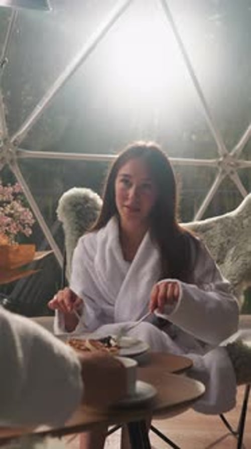 Mulher escuta homem comendo panquecas