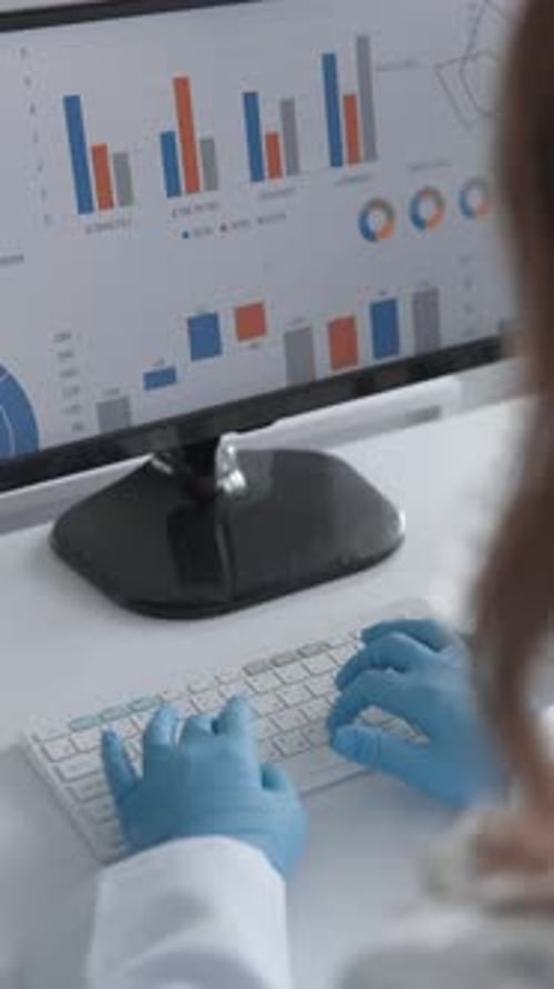 Ein Wissenschaftler im Labor nutzt Technologie, um Daten zu analysieren, indem er Diagramme, Grafiken und