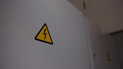 Hochspannungswarnschild am elektrischen Schaltschrank