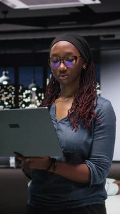 Vertikaler Videoprogrammierer im Büro, der komplexe Algorithmen für maschinelles Lernen entwickelt