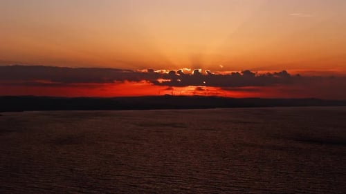 Zumbido de puesta de sol y mar