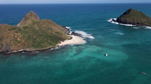 Órbita larga fotografada sobre o belo mar azul-turquesa e a praia da Ilha Mokulua