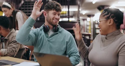 Des personnes heureuses, des amis et une bibliothèque ayant obtenu les cinq meilleures récompenses pour la victoire, la réussite ou le travail d'équipe à l'université