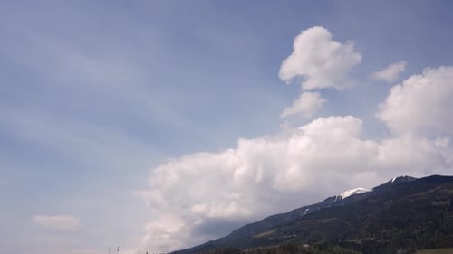 schönes Wetter, blauer Himmel, Wolken ziehen über den Berg. 24-mm-Objektiv.