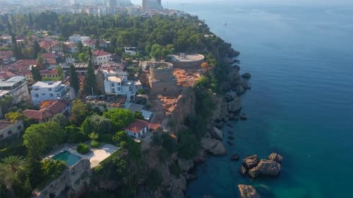 Genießen Sie hier einen atemberaubenden Blick auf den Hidirlik-Turm, ein Wahrzeichen des historischen Zentrums von Antalya
