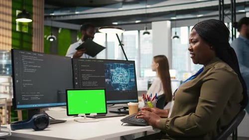 Administrateur utilisant une tablette à écran isolé pour coder un logiciel de débogage d'algorithmes d'IA