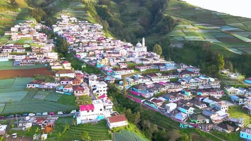 Luftbild von Nepal Van Java Indonesien. Dorf am Hang des Sumbing Mountain