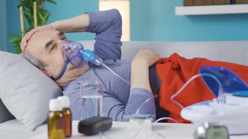Un homme âgé sous respirateur est allongé, impuissant.