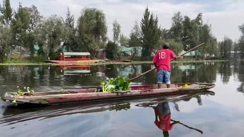 plan d'un paysan transportant des marchandises à travers le canal