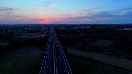 Autos fahren während eines atemberaubenden Sonnenuntergangs auf einer malerischen Autobahn