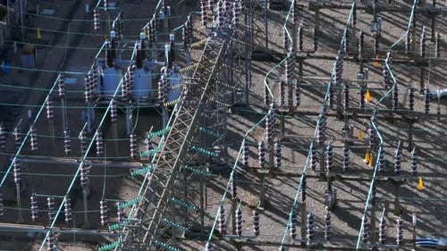 Vista aérea de una subestación eléctrica de alta tensión