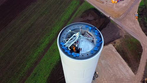 Système de lacet de tour d'éolienne. Assemblage d'un parc éolien. aérien