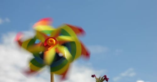 Windradfarben des Regenbogens auf dem Hintergrund des Himmels. LGBT-Farbkonzept
.